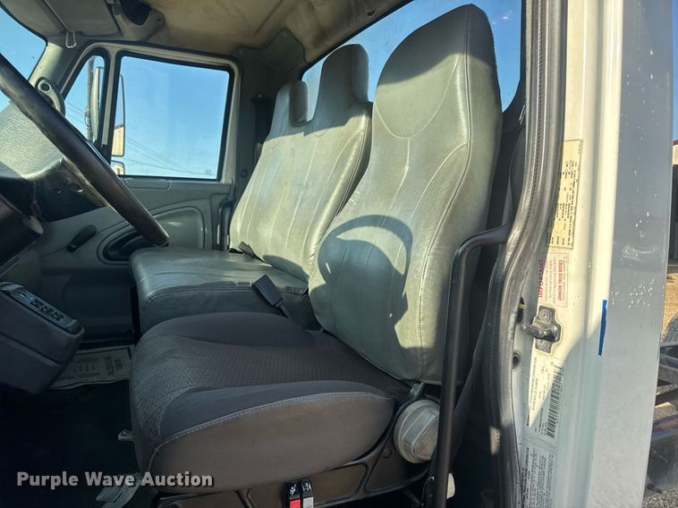 image for item DV4226 2007 International 4300 truck cab and chassis
