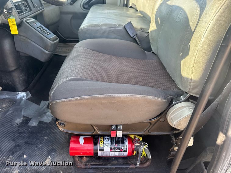 image for item DV4226 2007 International 4300 truck cab and chassis