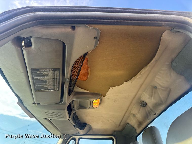 image for item DV4226 2007 International 4300 truck cab and chassis