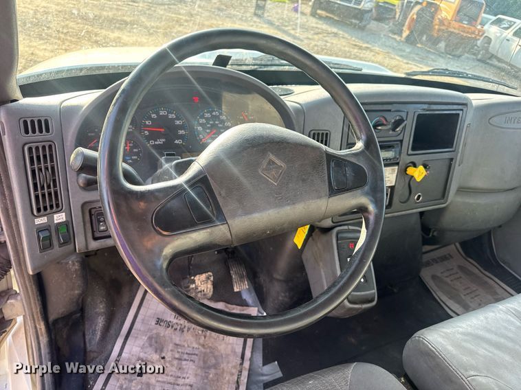 image for item DV4226 2007 International 4300 truck cab and chassis