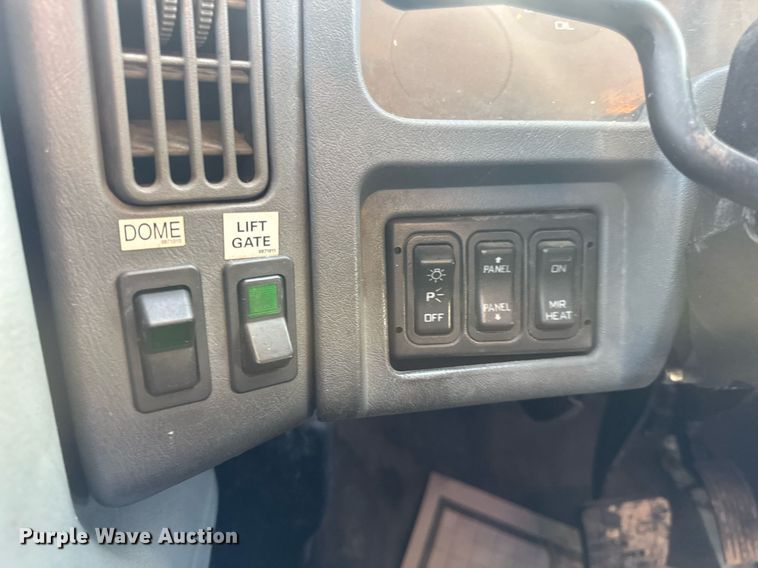 image for item DV4226 2007 International 4300 truck cab and chassis