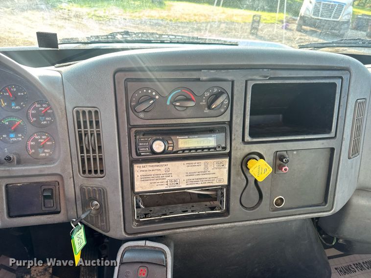 image for item DV4226 2007 International 4300 truck cab and chassis