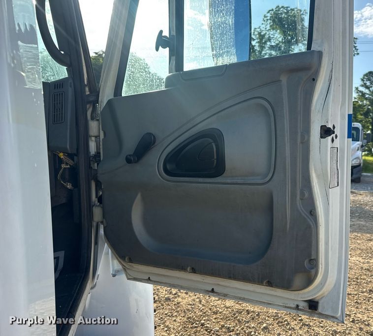 image for item DV4226 2007 International 4300 truck cab and chassis