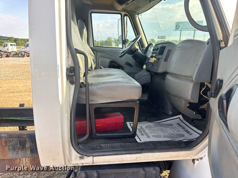 image for item DV4226 2007 International 4300 truck cab and chassis