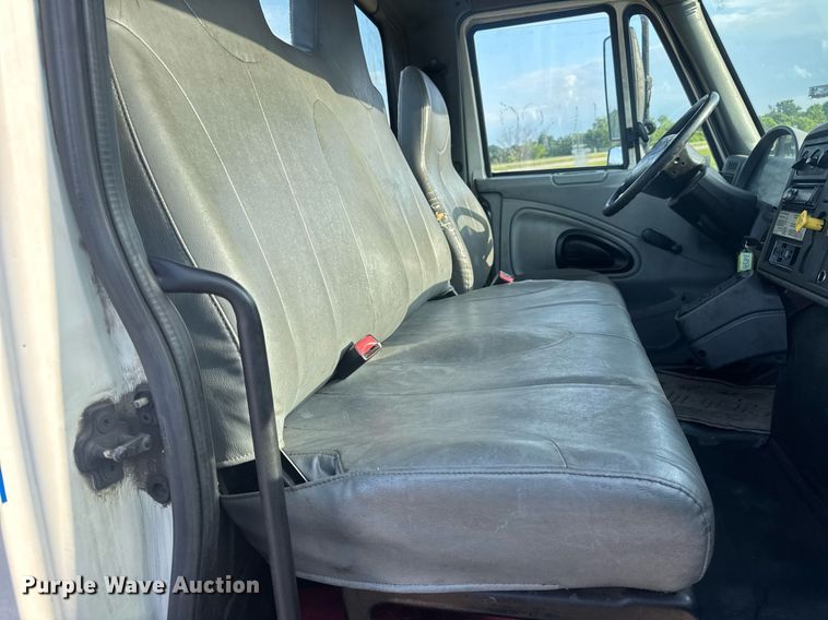 image for item DV4226 2007 International 4300 truck cab and chassis