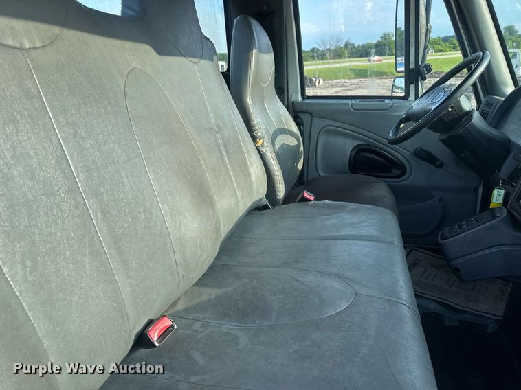 image for item DV4226 2007 International 4300 truck cab and chassis