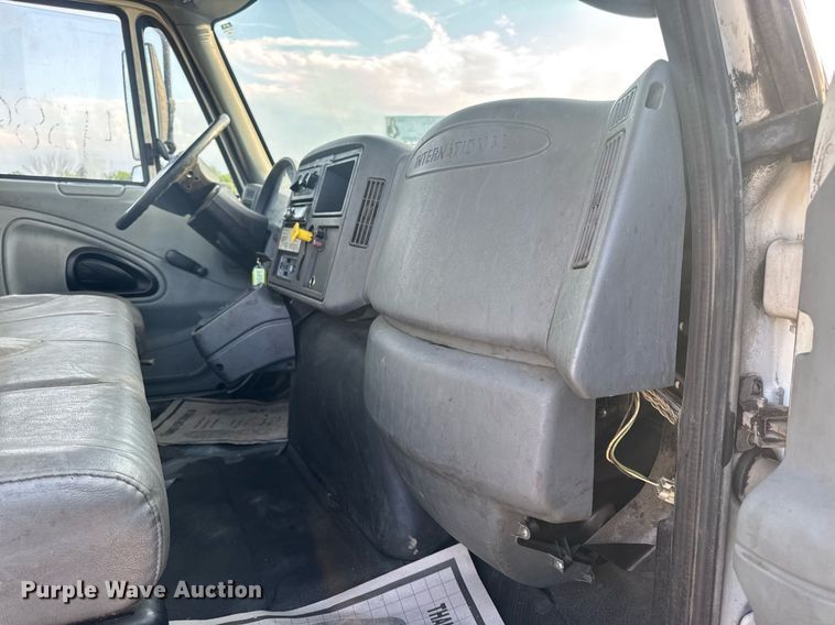image for item DV4226 2007 International 4300 truck cab and chassis