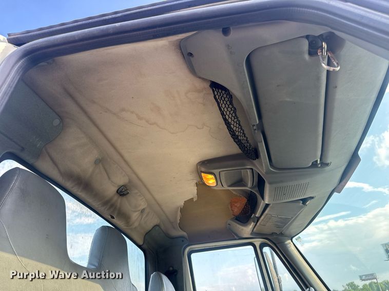 image for item DV4226 2007 International 4300 truck cab and chassis