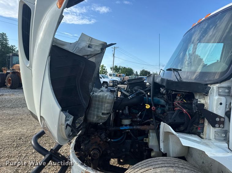 image for item DV4226 2007 International 4300 truck cab and chassis