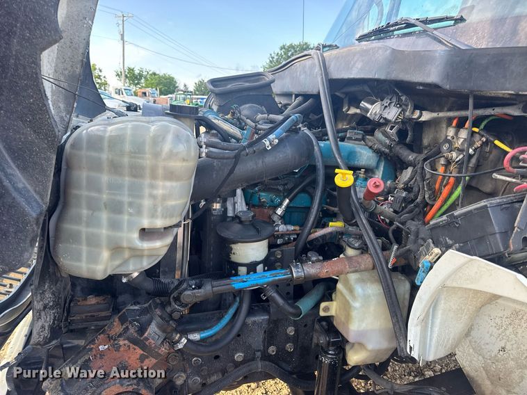 image for item DV4226 2007 International 4300 truck cab and chassis