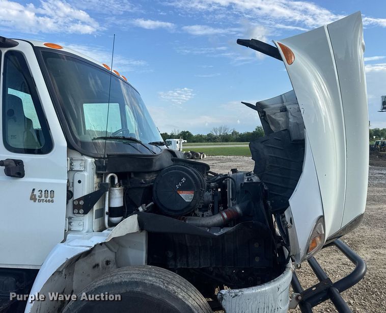 image for item DV4226 2007 International 4300 truck cab and chassis