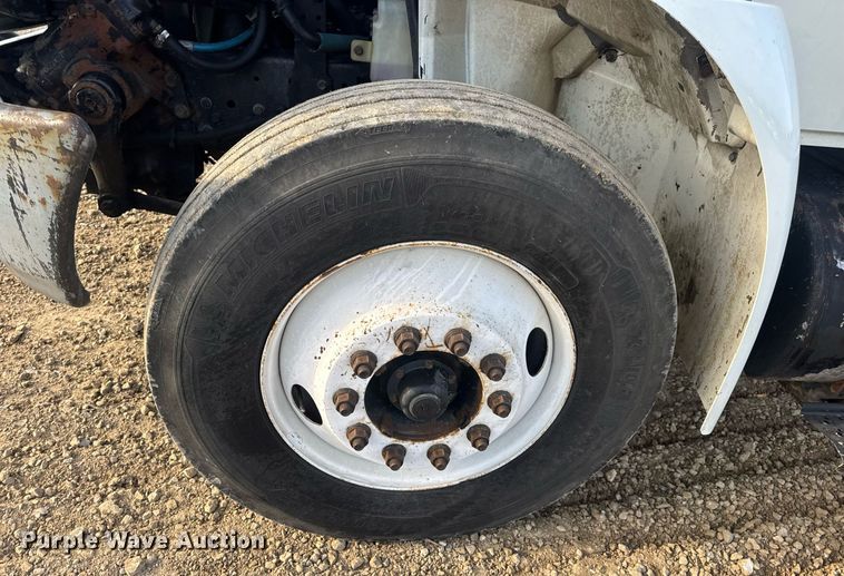 image for item DV4226 2007 International 4300 truck cab and chassis