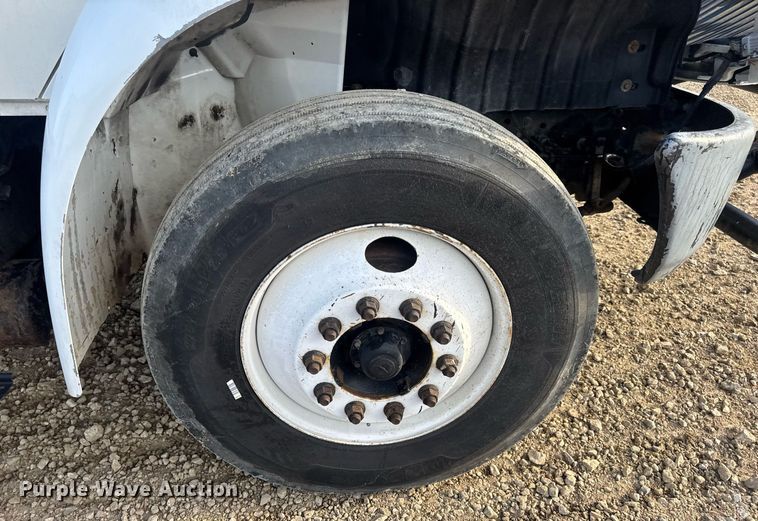 image for item DV4226 2007 International 4300 truck cab and chassis