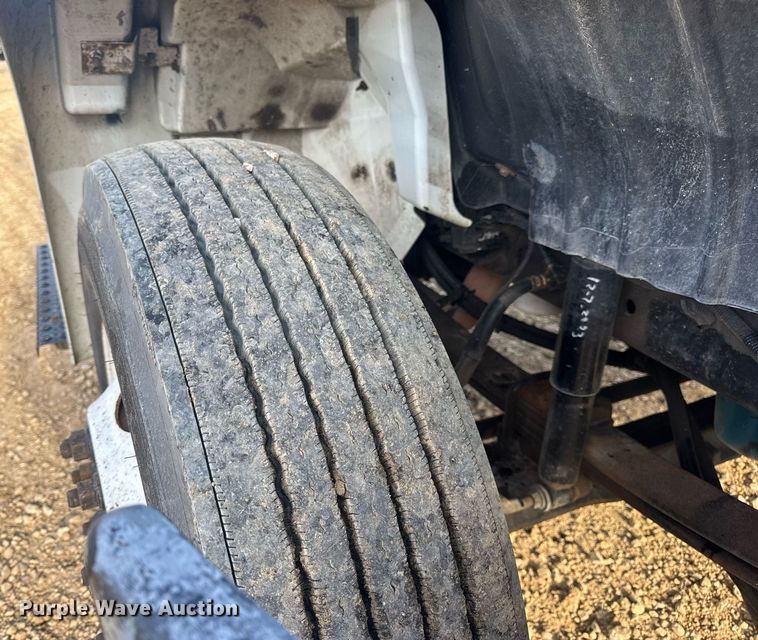 image for item DV4226 2007 International 4300 truck cab and chassis