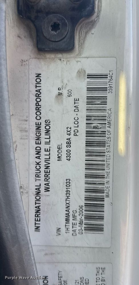 image for item DV4226 2007 International 4300 truck cab and chassis