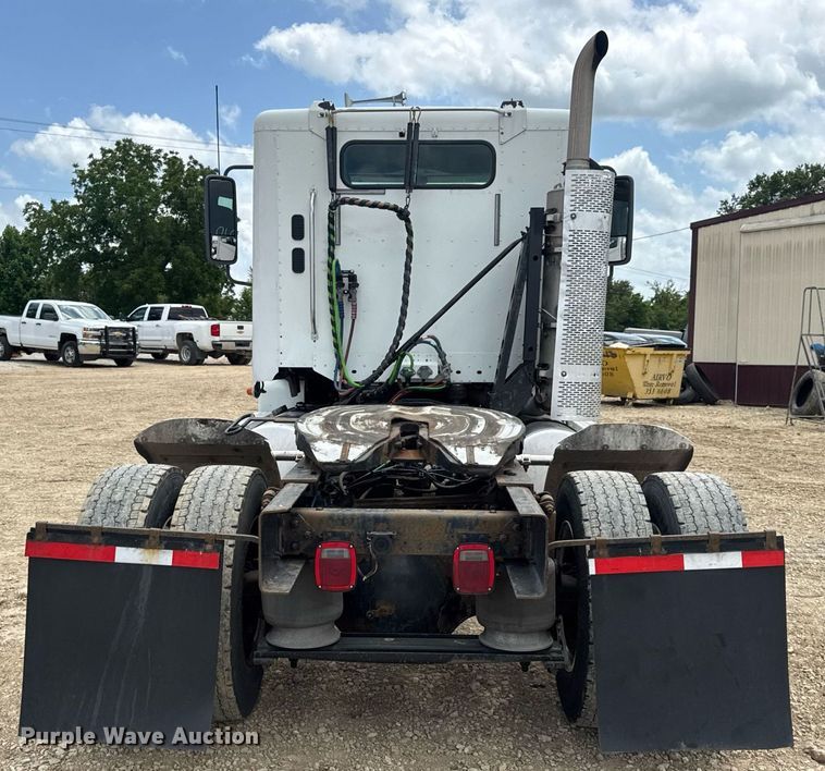 image for item DV4227 2009 Freightliner Columbia 120 semi truck