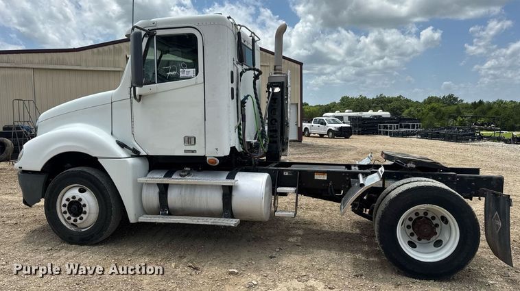 image for item DV4227 2009 Freightliner Columbia 120 semi truck