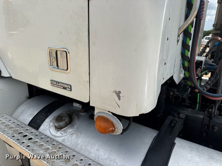 image for item DV4227 2009 Freightliner Columbia 120 semi truck