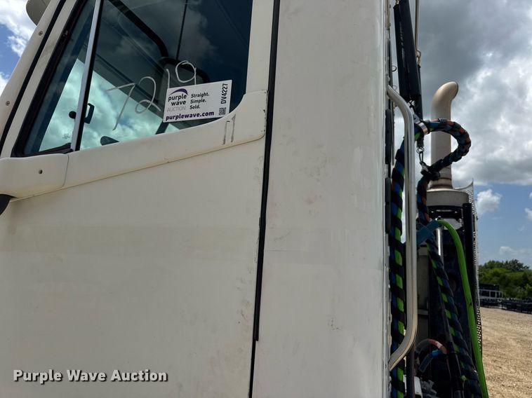 image for item DV4227 2009 Freightliner Columbia 120 semi truck