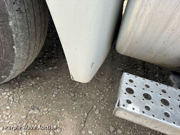 image for item DV4227 2009 Freightliner Columbia 120 semi truck