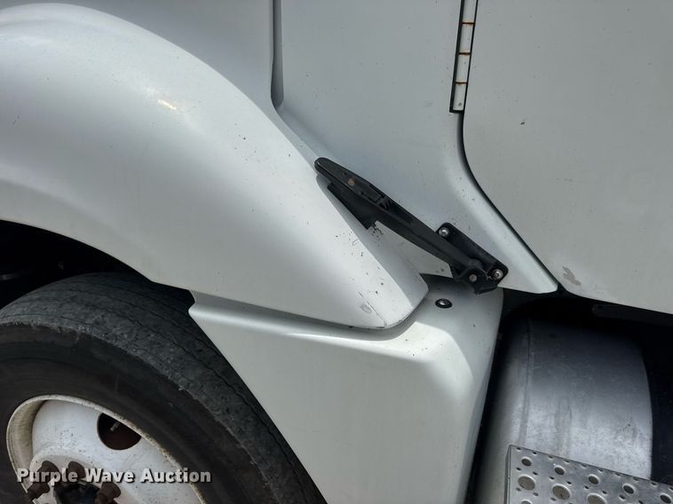 image for item DV4227 2009 Freightliner Columbia 120 semi truck