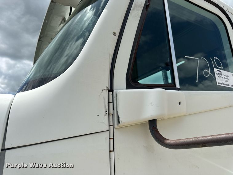 image for item DV4227 2009 Freightliner Columbia 120 semi truck