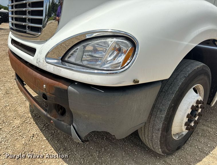 image for item DV4227 2009 Freightliner Columbia 120 semi truck