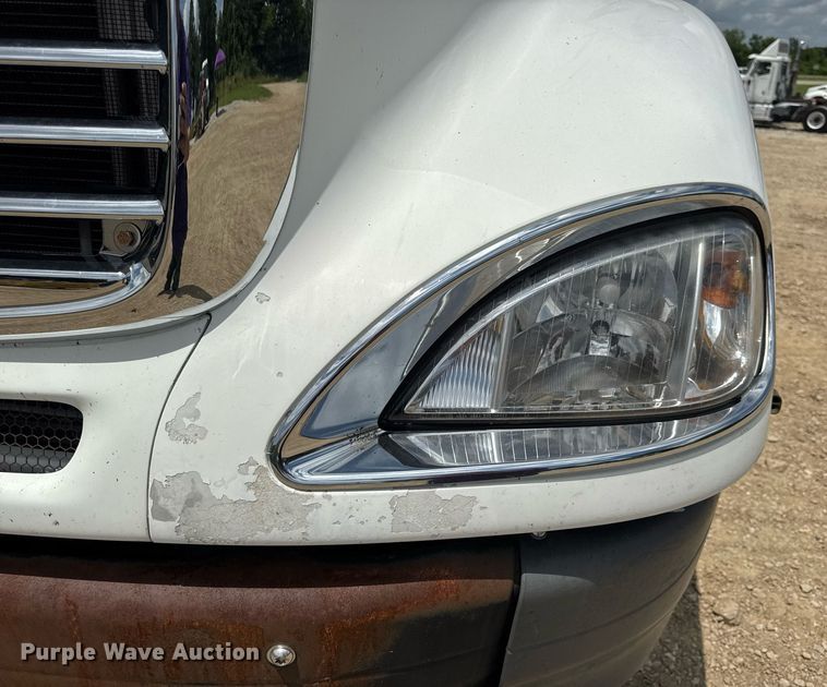 image for item DV4227 2009 Freightliner Columbia 120 semi truck