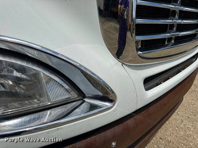 image for item DV4227 2009 Freightliner Columbia 120 semi truck