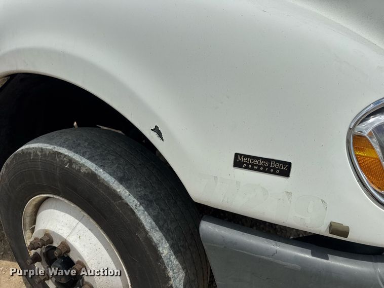 image for item DV4227 2009 Freightliner Columbia 120 semi truck