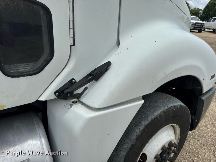 image for item DV4227 2009 Freightliner Columbia 120 semi truck