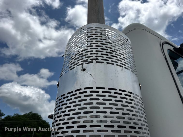 image for item DV4227 2009 Freightliner Columbia 120 semi truck