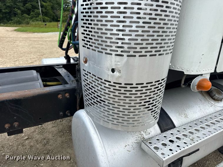 image for item DV4227 2009 Freightliner Columbia 120 semi truck