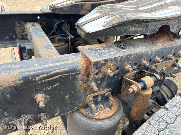 image for item DV4227 2009 Freightliner Columbia 120 semi truck