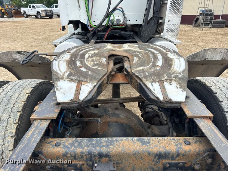 image for item DV4227 2009 Freightliner Columbia 120 semi truck