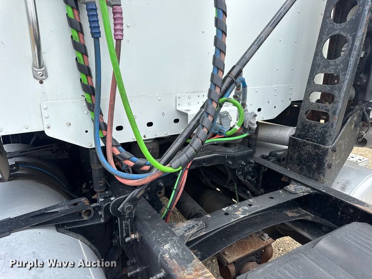 image for item DV4227 2009 Freightliner Columbia 120 semi truck