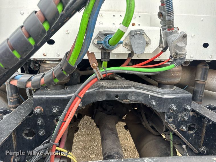 image for item DV4227 2009 Freightliner Columbia 120 semi truck