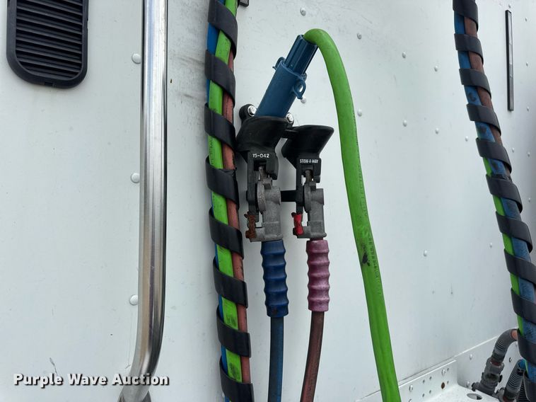 image for item DV4227 2009 Freightliner Columbia 120 semi truck