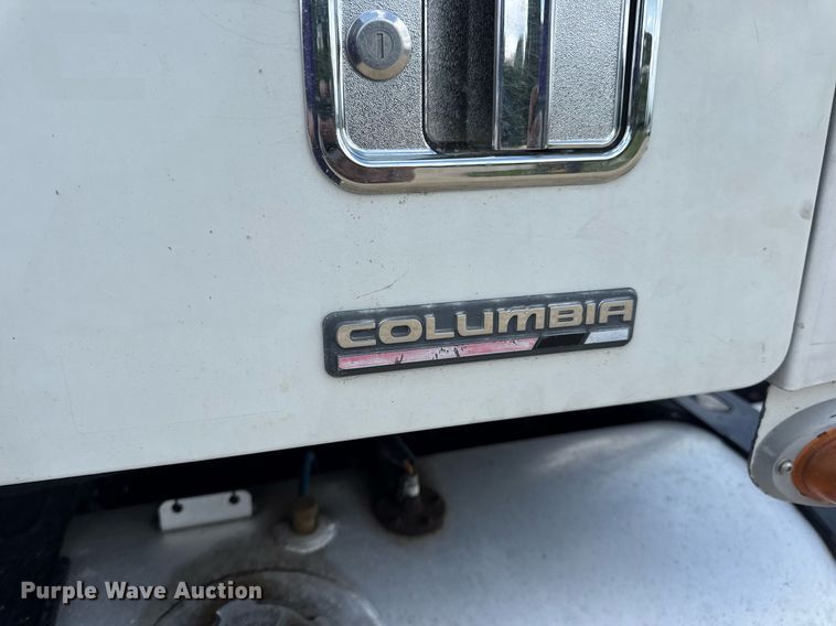 image for item DV4227 2009 Freightliner Columbia 120 semi truck