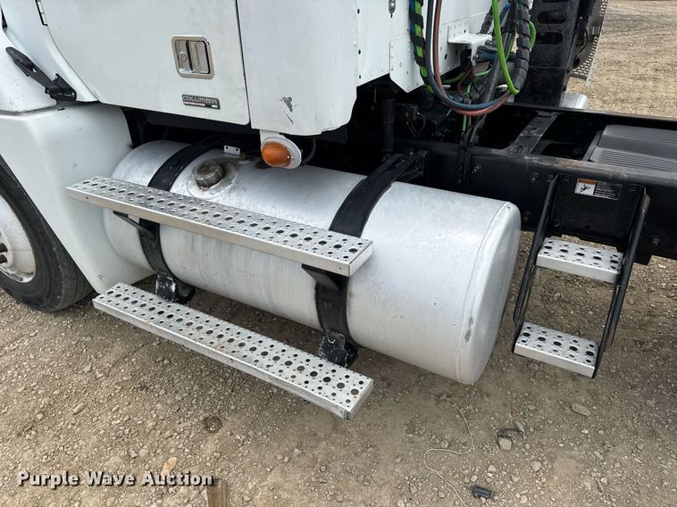 image for item DV4227 2009 Freightliner Columbia 120 semi truck