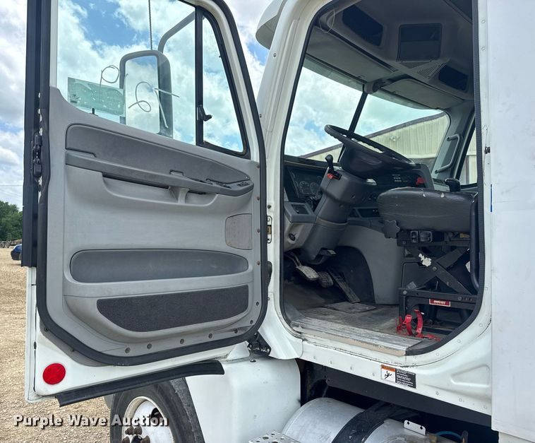 image for item DV4227 2009 Freightliner Columbia 120 semi truck