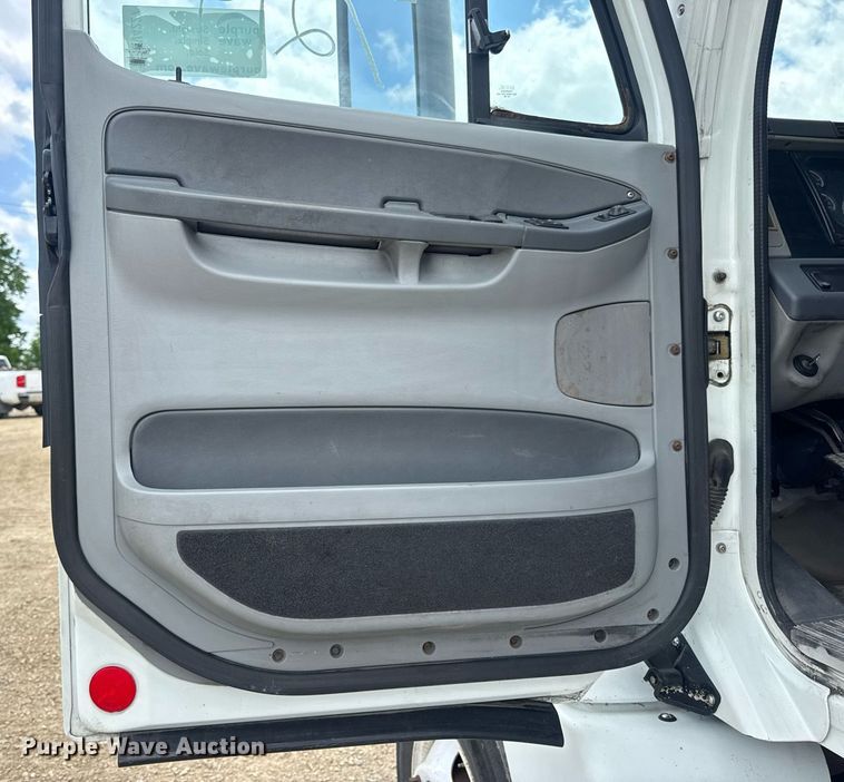 image for item DV4227 2009 Freightliner Columbia 120 semi truck