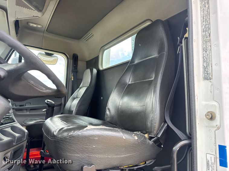 image for item DV4227 2009 Freightliner Columbia 120 semi truck