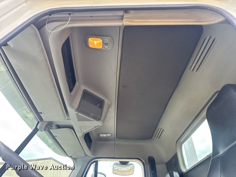 image for item DV4227 2009 Freightliner Columbia 120 semi truck