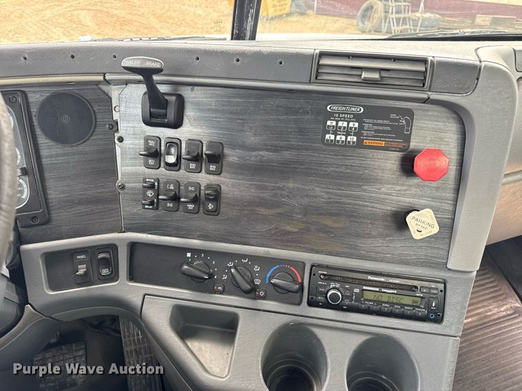 image for item DV4227 2009 Freightliner Columbia 120 semi truck