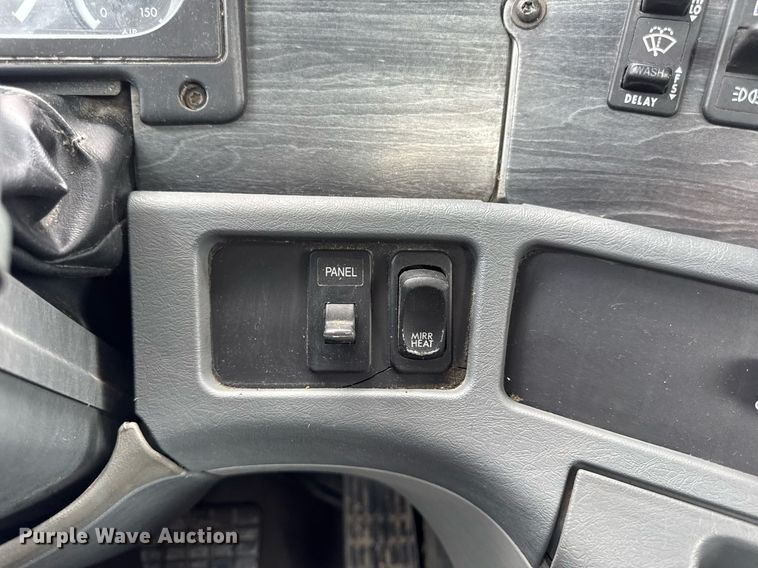 image for item DV4227 2009 Freightliner Columbia 120 semi truck