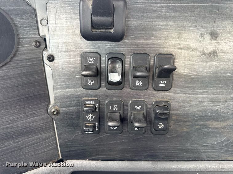 image for item DV4227 2009 Freightliner Columbia 120 semi truck