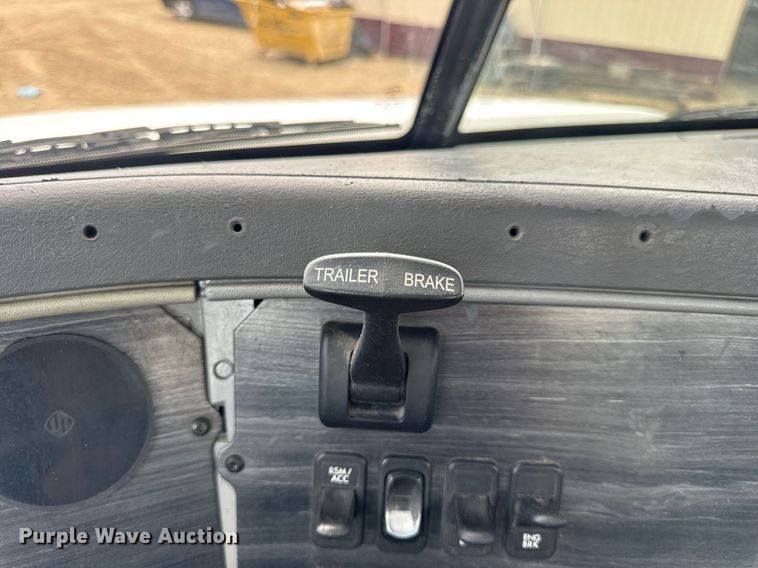 image for item DV4227 2009 Freightliner Columbia 120 semi truck