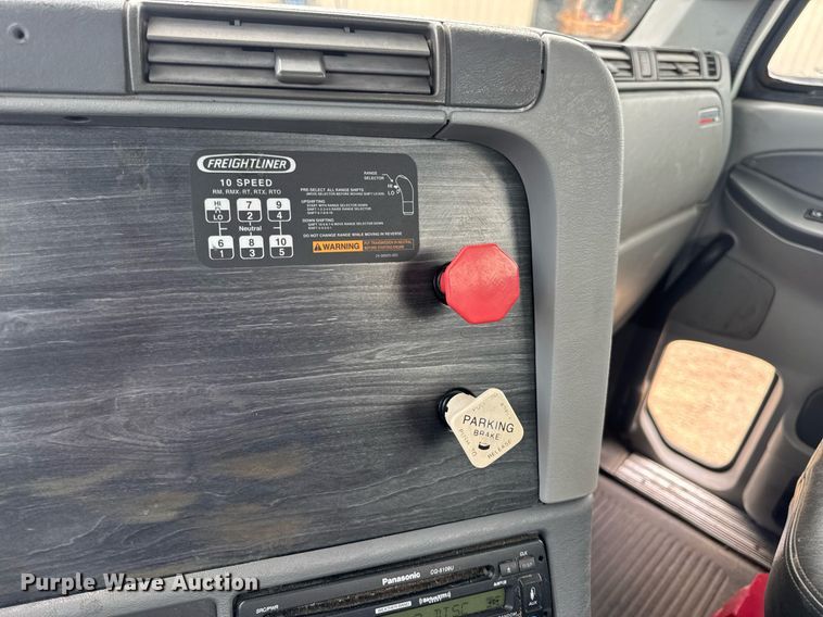 image for item DV4227 2009 Freightliner Columbia 120 semi truck