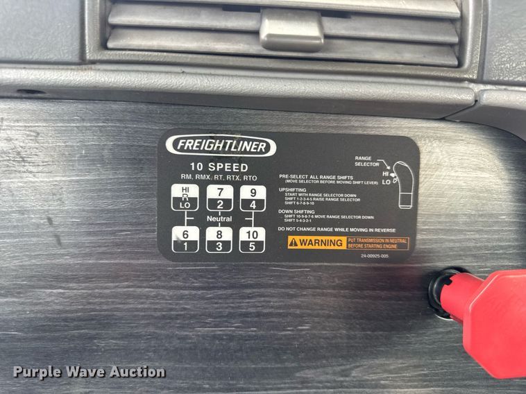 image for item DV4227 2009 Freightliner Columbia 120 semi truck